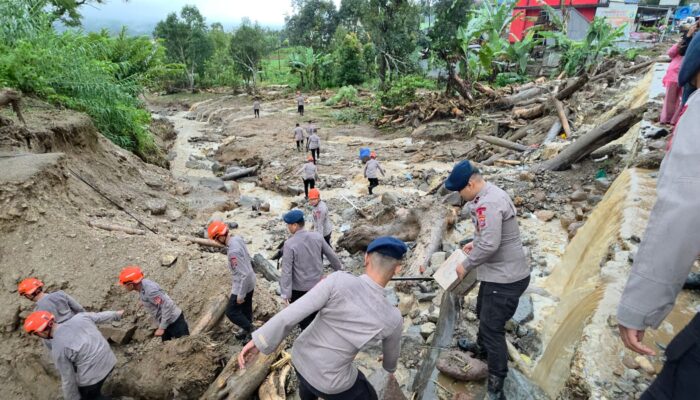 Saat Galodo Menerjang Solok, Polri Hadir Melayani: SAR Dikerahkan, Mapolres Jadi Tempat Pengungsian