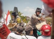 Polwan Polres Blitar Berikan Pelayanan Humanis, Berbagi Air hingga Bersihkan Sampah Bersama Massa Aksi