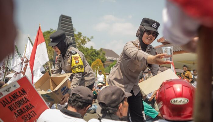 Polwan Polres Blitar Berikan Pelayanan Humanis, Berbagi Air hingga Bersihkan Sampah Bersama Massa Aksi