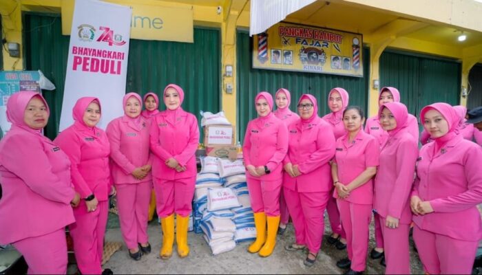 HKGB ke-74, Bhayangkari Sumbar Hadir Berikan Bantuan bagi Warga Terdampak Banjir Bandang
