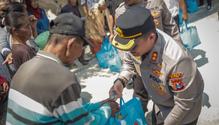 Polres Blitar Salurkan Bantuan Air Bersih dan Sembako bagi Warga Terdampak Kekeringan