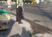 Pos Awal Tambaksari 12 dan Gabungan Lantas Polrestabes Surabaya Kawal Arus Pagi di Jl Kedung Cowek
