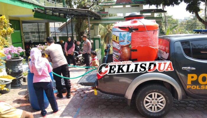 Patroli Gentong Polres Trenggalek Salurkan Air Bersih untuk Sekolah dan Tempat Ibadah