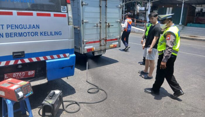Polres Pelabuhan Tanjung Perak Tingkatkan Kepatuhan dan Tekan Polusi melalui Operasi Gabungan