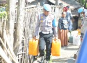 Polres Bondowoso Distribusikan Air Bersih Bantu Warga Taman Krocok Hadapi Kemarau Panjang