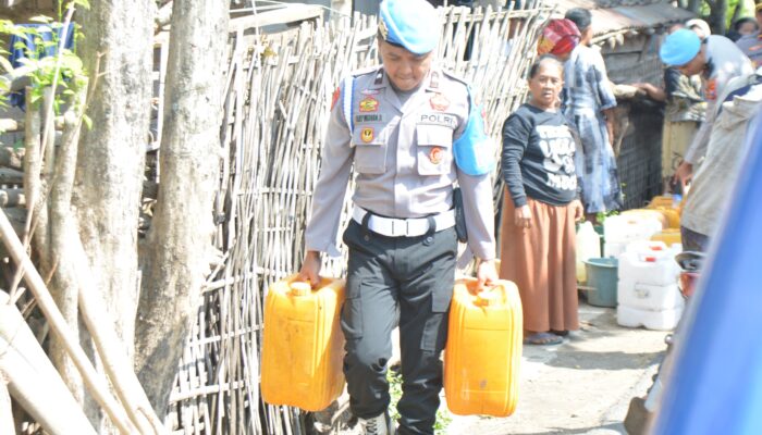 Polres Bondowoso Distribusikan Air Bersih Bantu Warga Taman Krocok Hadapi Kemarau Panjang