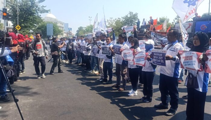 Demo Buruh FSPMI Jatim, Massa Kawal Tuntutan Perlindungan Ketenagakerjaan