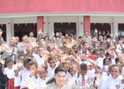 Satgas Damai Cartenz Bagikan Tas dan Alat Tulis untuk Masa Depan Papua