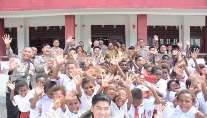 Satgas Damai Cartenz Bagikan Tas dan Alat Tulis untuk Masa Depan Papua