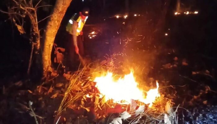 Respons Cepat, Polsek Widodaren dan Tim Gabungan Padamkan Titik Api Karhutla di Ngawi