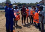 Keselamatan Nelayan Jadi Prioritas, Satpolairud Polresta Banyuwangi Bagikan Life Jacket