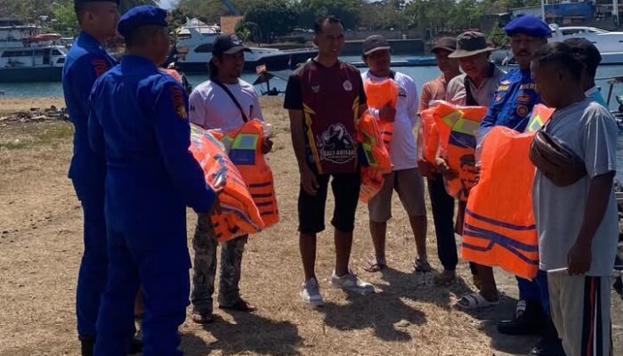 Keselamatan Nelayan Jadi Prioritas, Satpolairud Polresta Banyuwangi Bagikan Life Jacket