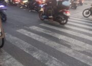 Simpang Empat TL Kedung Cowek Semrawut, Pengendara Lawan Arus dan Tanpa Helm Diduga Lolos Penindakan