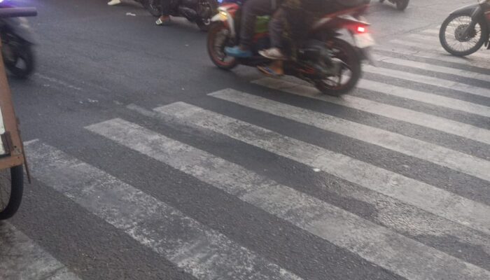 Simpang Empat TL Kedung Cowek Semrawut, Pengendara Lawan Arus dan Tanpa Helm Diduga Lolos Penindakan