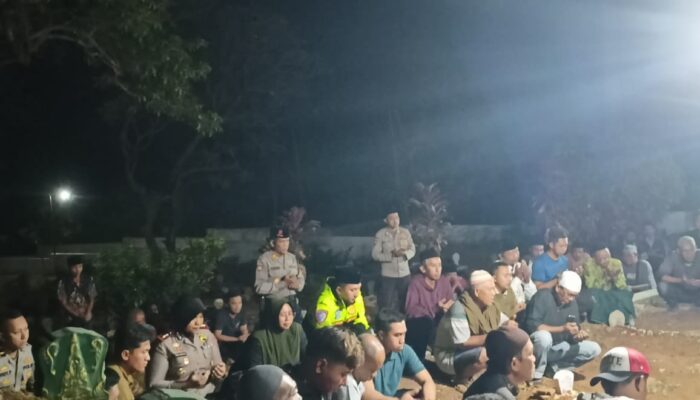 Polisi Bersama Masyarakat, Kapolres Probolinggo Dampingi Keluarga Korban Karhutla TNBTS hingga Peristirahatan Terakhir