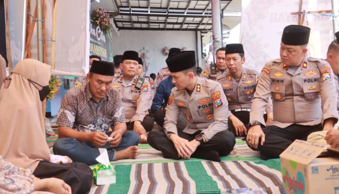 Kapolres Probolinggo Kota Takziah ke Rumah Korban Karhutla Bromo, Beri Dukungan Moril dan Tali Asih