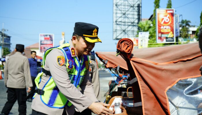 Rangkul Abang Becak, Polres Ponorogo Wujudkan Semangat ‘Polisi Bersama Masyarakat’ Tanpa Sekat
