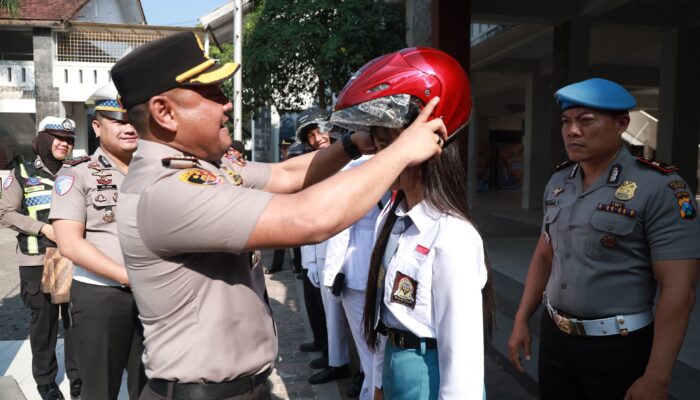 Polisi Bersama Masyarakat: Aksi Simpatik Polres Jember Edukasi Keselamatan Berkendara