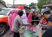 Polres Pasuruan Bersama Bhayangkari Salurkan Air Bersih dan Bansos untuk Warga Jatiarjo