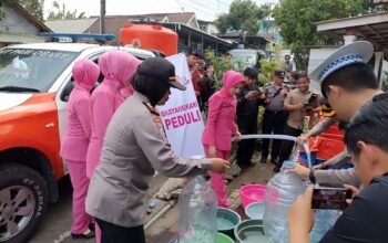 Polres Pasuruan Bersama Bhayangkari Salurkan Air Bersih dan Bansos untuk Warga Jatiarjo
