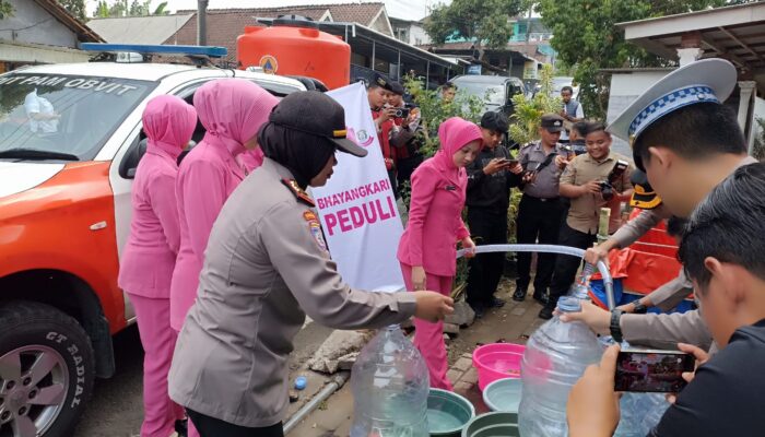 Polres Pasuruan Bersama Bhayangkari Salurkan Air Bersih dan Bansos untuk Warga Jatiarjo