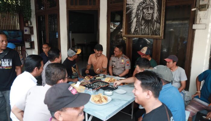 Kapolres Jember Serap Aspirasi Pedagang, Gelar Cangkrukan di Pasar Johar
