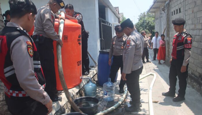 Atasi Kekeringan, Polres Blitar Kota Salurkan 3.000 Liter Air Bersih ke Kelurahan Sentul