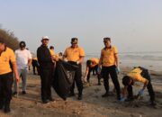 Green Policing : Polresta Tuban Bersihkan Sampah dan Tanam 200 Cemara di Pantai Jenu