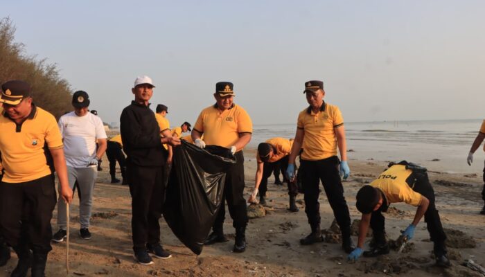 Green Policing : Polresta Tuban Bersihkan Sampah dan Tanam 200 Cemara di Pantai Jenu