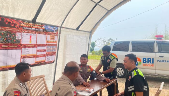 Semangat ‘Polisi Bersama Masyarakat: Polda Jatim Dirikan Posko Karhutla dan Distribusikan Air Bersih di Pasuruan